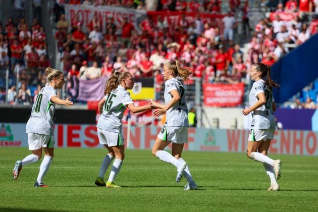 Karlsruhe, Deutschland 30. August 2025: DFB - Supercup - Frauen - 2025 2026 - FC Bayern München vs. VfL Wolfsburg Im Bild: v.li. die Dritte Torschützin Vivien Endemann (VfL Wolfsburg) macht das Tor zum 1:2 für Wolfsburg und jubelt mit Maria Joelle Wedemeyer (VfL Wolfsburg) und Janou Levels (VfL Wolfsburg) und Svenja Huth (VfL Wolfsburg), links im Bild DFB regulations prohibit any use of photographs as image sequences and or quasi-video BBBank Wildpark Baden Württemberg Copyright: xFotostandx xFantinix