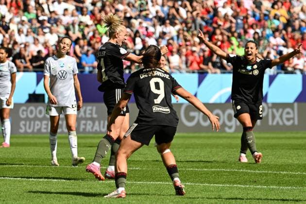 Fußball I Frauen I Saison 2025-2026 I Supercup I FC Bayern München - VfL Wolfsburg I 30.08.2025 Torjubel Lea Schüller (11, FC Bayern München) mit Jovana Damnjanovic (9, FC Bayern München) und Lena Oberdorf (8, FC Bayern München) Karlsruhe BBBank Wildpark Baden-Württemberg Deutschland Copyright: xLobeca InesxHähnelx