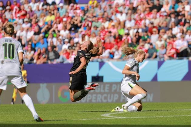 RECORD DATE NOT STATED Georgia Stanway (31, FC Bayern Frauen 1) gefoult in der Luft Fußball I Frauen I Saison 2025-2026 I Supercup I FC Bayern München – VFL Wolfsburg I 29.08.2025 Copyright: xMaxxMesterx