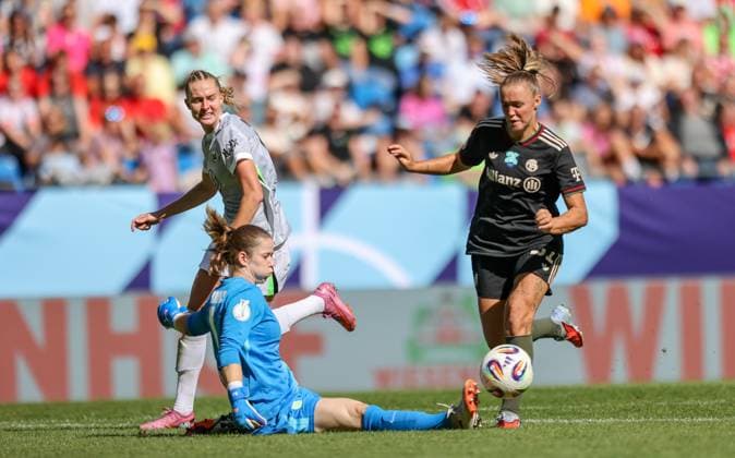 DEU, Karlsruhe, Bayern München vs VfL Wolfsburg, Google Pixel Supercup der Frauen, DFB, BBBank Wildpark, Finale, im Bild v.l.n.r: Stina Johannes (VfL Wolfsburg 1) rettet vor Georgia Stanway (Bayern München 31) DFB DFL REGULATIONS PROHIBIT ANY USE OF PHOTOGRAPHS AS IMAGE SEQUENCES AND OR QUASI-VIDEO, 30.08.2025, Copyright: HMBxMedia HendrikxHamelau