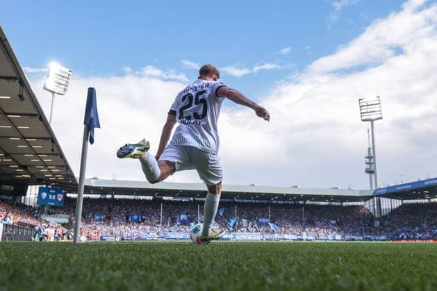 30.08.2025, 2. Bundesliga, 4. Spieltag, VfL Bochum 1848 - Preußen Münster, Luca Bolay (Preußen Münster) tritt eine Ecke in den Strafraum, Bochum Vonovia Ruhrstadion NRW Deutschland xRHR-FOTO DEx