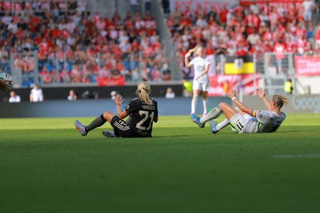 RECORD DATE NOT STATED Pernille Harder (21; FC Bayern Frauen 1) und Alexandra Popp (11; VFL) liegen nach Zweikampf am Boden Fußball I Frauen I Saison 2025-2026 I Supercup I FC Bayern München – VFL Wolfsburg I 29.08.2025 Copyright: xMaxxMesterx