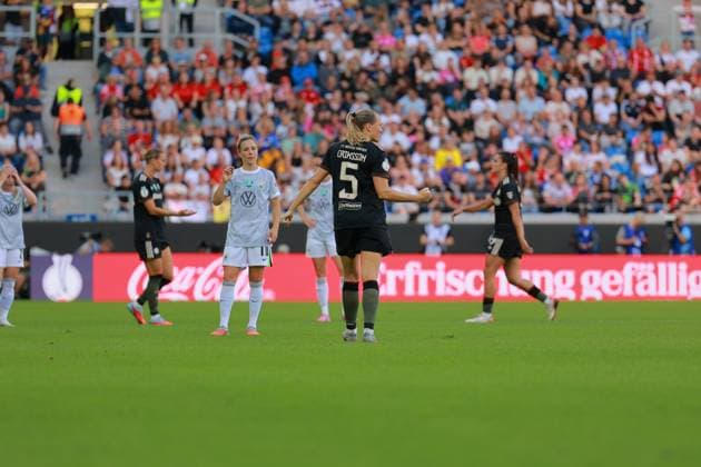 RECORD DATE NOT STATED Svenja Huth (10; VFL), Magdalena Eriksson (5; FC Bayern Frauen 1) und Klara Bühl (17; FC Bayern Frauen 1) auf dem Spielfeld während des Spiels Fußball I Frauen I Saison 2025-2026 I Supercup I FC Bayern München – VFL Wolfsburg I 29.08.2025 Copyright: xMaxxMesterx