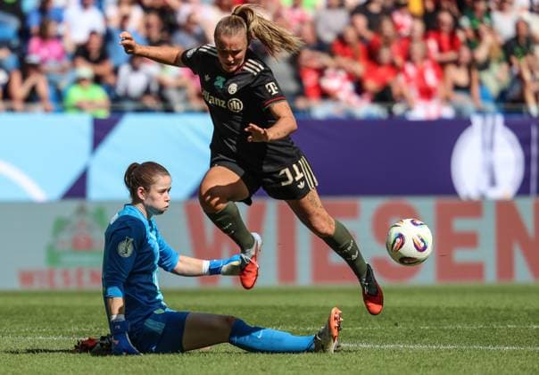 Stina Johannes (VfL Wolfsburg, Torfrau, 01) vereitelt eine Grosschance von Pernille Harder (FC Bayern Muenchen, 31), GER, FC Bayern Muenchen vs. VfL Wolfsburg, Google Pixel Supercup der Frauen, Finale, 2025 2026, 30.08.2025, DFL REGULATIONS PROHIBIT ANY USE OF PHOTOGRAPHS AS IMAGE SEQUENCES AND OR QUASI-VIDEO, GER, FC Bayern Muenchen vs. VfL Wolfsburg, Google Pixel Supercup der Frauen, Finale, 2025 2026, 30.08.2025 Karlsruhe Copyright: xEibner-Pressefoto JanxPrihodax EP_JPA