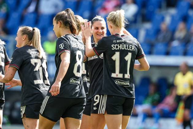 Jubel bei Lena Oberdorf 8 (FC Bayern Muenchen Frauen), Jovana Damnjanovic 9 (FC Bayern Muenchen Frauen) und Lea Schueller 11 (FC Bayern Muenchen Frauen) nach dem 3:1, FC Bayern Muenchen Frauen vs. VfL Wolfsburg Frauen, DFL, Bundesliga, Saison 2025 2026, BBBank Wildpark, Google Pixel Supercup der Frauen, 30.08.2025 DFB regulations prohibit any use of photographs as image sequences and or quasi-video Karlsruhe Baden-Wuerttemberg Deutschland