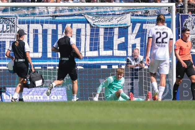 30.08.2025, 2. Bundesliga, 4. Spieltag, VfL Bochum 1848 - Preußen Münster, Torwart Johannes Schenk (Preußen Münster) muss behandelt werden, Bochum Vonovia Ruhrstadion NRW Deutschland xRHR-FOTO DEx