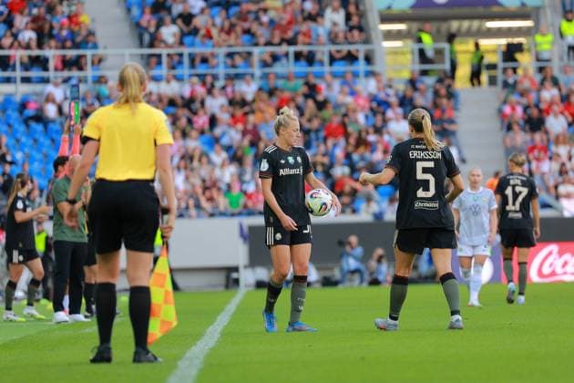 RECORD DATE NOT STATED Magdalena Eriksson (5; FC Bayern Frauen 1) und Carolin Simon (30, FC Bayern Frauen 1) bereiten den Einwurf vor Fußball I Frauen I Saison 2025-2026 I Supercup I FC Bayern München – VFL Wolfsburg I 29.08.2025 Copyright: xMaxxMesterx