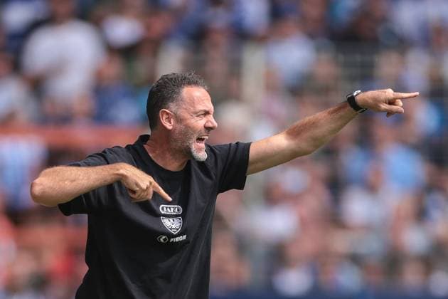30.08.2025, 2. Bundesliga, 4. Spieltag, VfL Bochum 1848 - Preußen Münster, Trainer Alexander Ende (Preußen Münster) gibt Anweisungen, Bochum Vonovia Ruhrstadion NRW Deutschland xRHR-FOTO DEx