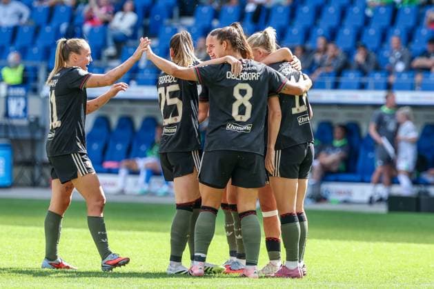 Torjubel der Mannschaft (FC Bayern Muenchen Frauen) nach dem 3:1 durch Lea Schueller 11 (FC Bayern Muenchen Frauen), FC Bayern Muenchen Frauen vs. VfL Wolfsburg Frauen, DFL, Bundesliga, Saison 2025 2026, BBBank Wildpark, Google Pixel Supercup der Frauen, 30.08.2025 DFB regulations prohibit any use of photographs as image sequences and or quasi-video Karlsruhe Baden-Wuerttemberg Deutschland