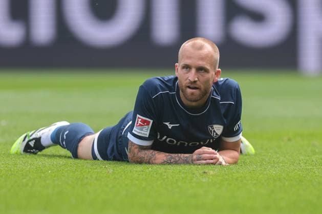 30.08.2025, 2. Bundesliga, 4. Spieltag, VfL Bochum 1848 - Preußen Münster, Philipp Hofmann (VfL Bochum 1848) liegt enttäuscht auf dem Rasen, Bochum Vonovia Ruhrstadion NRW Deutschland xRHR-FOTO DEx