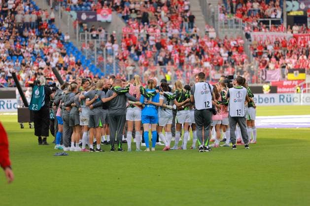 RECORD DATE NOT STATED VFL Wolfsburg Teambesprechung auf dem Spielfeld nach Apfiff Fußball I Frauen I Saison 2025-2026 I Supercup I FC Bayern München – VFL Wolfsburg I 29.08.2025 Copyright: xMaxxMesterx