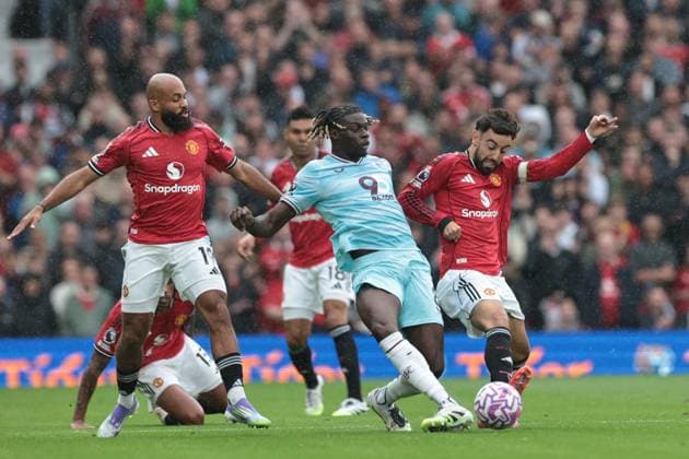 Premier League Manchester United, ManU v Burnley Lesley Ugochukwu of Burnly passes under pressure from Bruno Fernandes of Manchester United during the Premier League match Manchester United vs Burnley at Old Trafford, Manchester, United Kingdom, 30th August 2025 (Photo by Mark Cosgrove News Images) Manchester Old Trafford Greater Manchester United Kingdom Copyright: xMarkxCosgrove NewsxImagesx
