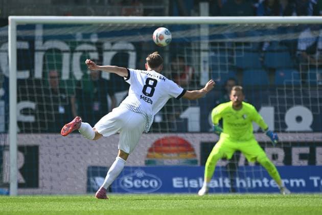 Joshua MEES (MS) schiesst das Tor 1-2, gegen Torwart Timo HORN (BO) Fussball 2. Bundesliga, 4. Spieltag, matchday 4, VfL Bochum (BO) - SC Preussen Muenster (MS) 1-2 am 30.08.2025, Vonovia Ruhrstadion Bochum Deutschland. DFL regulations prohibit any use of photographs as image sequences and or quasi-video Â