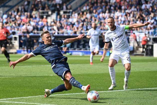 Felix PASSLACK (BO) gegen Jorrit HENDRIX (MS) Aktion, Zweikampf, Fussball 2. Bundesliga, 4. Spieltag, matchday 4, VfL Bochum (BO) - SC Preussen Muenster (MS) 1-2 am 30.08.2025, Vonovia Ruhrstadion Bochum Deutschland. DFL regulations prohibit any use of photographs as image sequences and or quasi-video Â