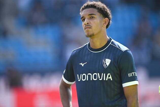 Francis ONYEKA (BO) enttaeuscht, enttäuscht, Enttäuschung, Enttaeuschung Fussball 2. Bundesliga, 4. Spieltag, matchday 4, VfL Bochum (BO) - SC Preussen Muenster (MS) 1-2 am 30.08.2025, Vonovia Ruhrstadion Bochum Deutschland. DFL regulations prohibit any use of photographs as image sequences and or quasi-video Â