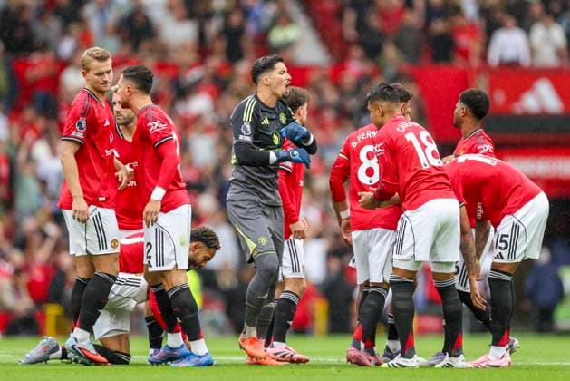 Manchester United, ManU FC v Burnley FC, English Premier League Manchester United goalkeeper Altay BayÄ±ndÄ±r (1) with team during the Manchester United FC v Burnley FC English Premier League match at Old Trafford, Manchester, England, United Kingdom on 30 August 2025 Credit: Phil Duncan Every Second Media Editorial use only. All images are copyright Every Second Media Limited. No images may be reproduced without prior permission. All rights reserved. Premier League and Football League images are subject to licensing agreements with Football DataCo Limited. see https: www.football-dataco.com Copyright: xIMAGO EveryxSecondxMediax ESM-1572-0033 PhilxDuncanx xEveryxSecondxMediax
