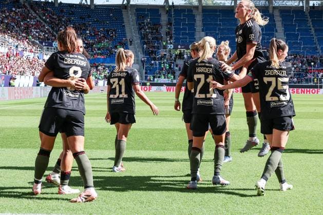 Torjubel der Mannschaft (FC Bayern Muenchen Frauen) nach dem 4:1, FC Bayern Muenchen Frauen vs. VfL Wolfsburg Frauen, DFL, Bundesliga, Saison 2025 2026, BBBank Wildpark, Google Pixel Supercup der Frauen, 30.08.2025 DFB regulations prohibit any use of photographs as image sequences and or quasi-video Karlsruhe Baden-Wuerttemberg Deutschland