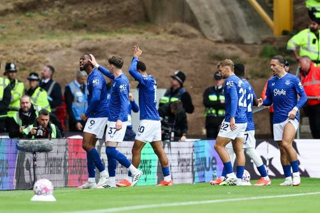 Wolverhampton, England, 30th August 2025. Beto of Everton celebrates with teammates after scoring his team™s first goal during the Wolverhampton Wanderers vs Everton Premier League match at Molineux, Wolverhampton. Picture credit should read: Jessica Hornby Sportimage EDITORIAL USE ONLY. No use with unauthorised audio, video, data, fixture lists, club league logos or live services. Online in-match use limited to 120 images, no video emulation. No use in betting, games or single club league player publications. SPI_018_JH_WOLVES_EVERTON SPI-4096-0018