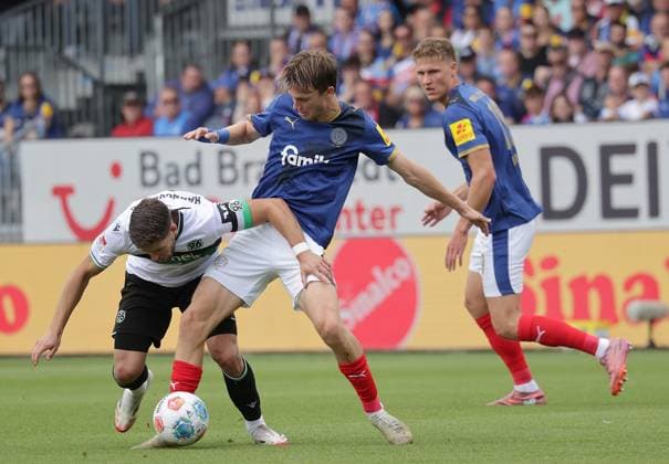 Enzo Leopold (Hannover 96) im Duell mit Magnus Knudsen (Holstein Kiel) Fussball, Herren, Saison 2025 2026, 2.BL, Holstein Stadion, Holstein Kiel gegen Hannover 96, 1-2 DFL REGULATIONS PROHIBIT ANY USE OF PHOTOGRAPHS AS IMAGE SEQUENCES AND OR QUASI-VIDEO.