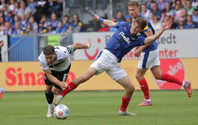 Enzo Leopold (Hannover 96) im Duell mit Magnus Knudsen (Holstein Kiel) Fussball, Herren, Saison 2025 2026, 2.BL, Holstein Stadion, Holstein Kiel gegen Hannover 96, 1-2 DFL REGULATIONS PROHIBIT ANY USE OF PHOTOGRAPHS AS IMAGE SEQUENCES AND OR QUASI-VIDEO.