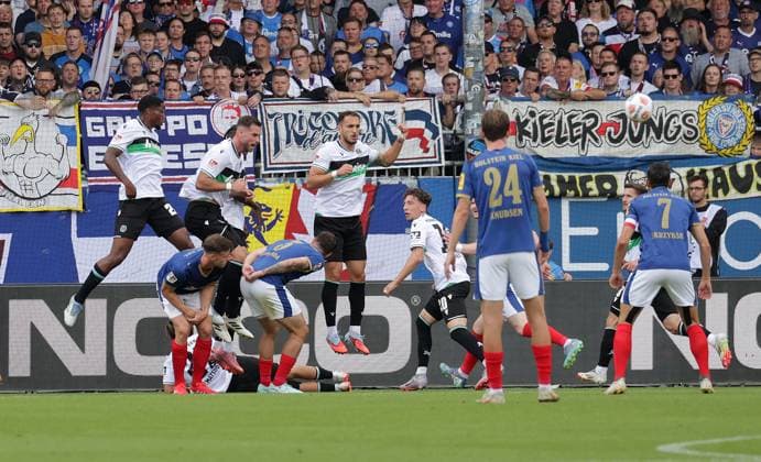 Freistoss Holstein Kiel Steven Skrzybski (Holstein Kiel) Fussball, Herren, Saison 2025 2026, 2.BL, Holstein Stadion, Holstein Kiel gegen Hannover 96, 1-2 DFL REGULATIONS PROHIBIT ANY USE OF PHOTOGRAPHS AS IMAGE SEQUENCES AND OR QUASI-VIDEO.