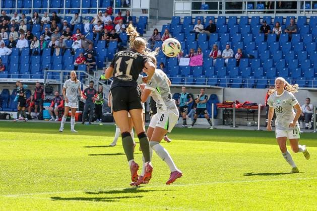 Kopfball von Lea Schueller 11 (FC Bayern Muenchen Frauen), mit Janina Minge 6 (VfL Wolfsburg Frauen), FC Bayern Muenchen Frauen vs. VfL Wolfsburg Frauen, DFL, Bundesliga, Saison 2025 2026, BBBank Wildpark, Google Pixel Supercup der Frauen, 30.08.2025 DFB regulations prohibit any use of photographs as image sequences and or quasi-video Karlsruhe Baden-Wuerttemberg Deutschland