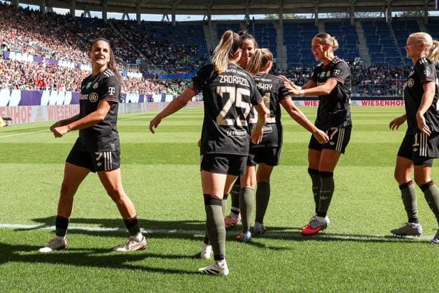 Torjubel der Mannschaft (FC Bayern Muenchen Frauen) nach dem 4:1, mit Jovana Damnjanovic 9 (FC Bayern Muenchen Frauen), Sarah Zadrazil 25 (FC Bayern Muenchen Frauen), FC Bayern Muenchen Frauen vs. VfL Wolfsburg Frauen, DFL, Bundesliga, Saison 2025 2026, BBBank Wildpark, Google Pixel Supercup der Frauen, 30.08.2025 DFB regulations prohibit any use of photographs as image sequences and or quasi-video Karlsruhe Baden-Wuerttemberg Deutschland