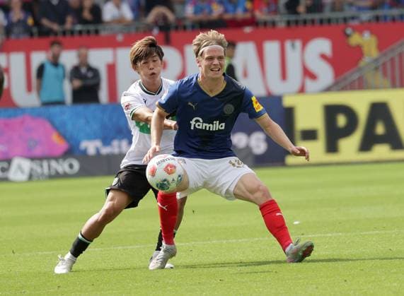 Hayate Matsuda (Hannover 96), Jonas Therkelsen (Holstein Kiel) Fussball, Herren, Saison 2025 2026, 2.BL, Holstein Stadion, Holstein Kiel gegen Hannover 96, 1-2 DFL REGULATIONS PROHIBIT ANY USE OF PHOTOGRAPHS AS IMAGE SEQUENCES AND OR QUASI-VIDEO.
