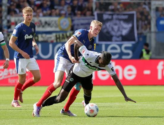 Alexander Bernhardsson (Holstein Kiel), Mustapha Bundu (Hannover 96) Fussball, Herren, Saison 2025 2026, 2.BL, Holstein Stadion, Holstein Kiel gegen Hannover 96, 1-2 DFL REGULATIONS PROHIBIT ANY USE OF PHOTOGRAPHS AS IMAGE SEQUENCES AND OR QUASI-VIDEO.
