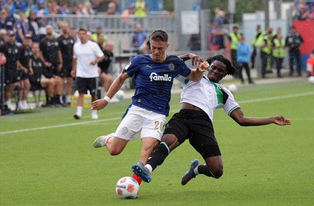 Duell zwischen Adrian Kapralik (Holstein Kiel) und Hendry Blank (Hannover 96) Fussball, Herren, Saison 2025 2026, 2.BL, Holstein Stadion, Holstein Kiel gegen Hannover 96, 1-2 DFL REGULATIONS PROHIBIT ANY USE OF PHOTOGRAPHS AS IMAGE SEQUENCES AND OR QUASI-VIDEO.