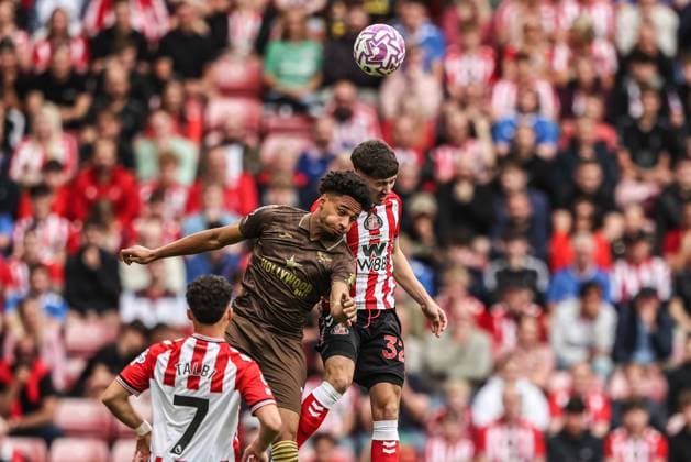Premier League Sunderland v Brentford Kevin Schade of Brentford and Trai Hume of Sunderland battle for the ball during the Premier League match Sunderland vs Brentford at Stadium Of Light, Sunderland, United Kingdom, 30th August 2025 (Photo by Alfie Cosgrove News Images) Sunderland Stadium Of Light Tyne and Wear United Kingdom Copyright: xAlfiexCosgrove NewsxImagesx