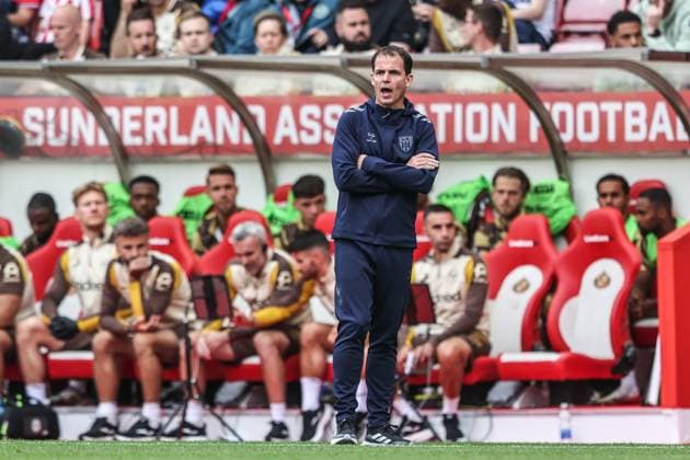 Premier League Sunderland v Brentford RÃ gis Le Bris manager of Sunderland gives his team instructions during the Premier League match Sunderland vs Brentford at Stadium Of Light, Sunderland, United Kingdom, 30th August 2025 (Photo by Alfie Cosgrove News Images) Sunderland Stadium Of Light Tyne and Wear United Kingdom Copyright: xAlfiexCosgrove NewsxImagesx