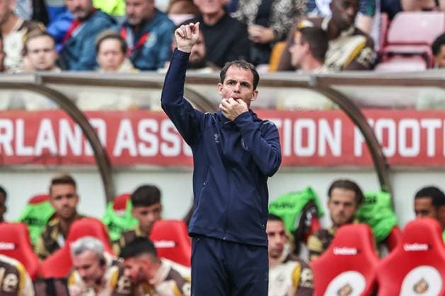 Premier League Sunderland v Brentford RÃ gis Le Bris manager of Sunderland gives his team instructions during the Premier League match Sunderland vs Brentford at Stadium Of Light, Sunderland, United Kingdom, 30th August 2025 (Photo by Alfie Cosgrove News Images) Sunderland Stadium Of Light Tyne and Wear United Kingdom Copyright: xAlfiexCosgrove NewsxImagesx