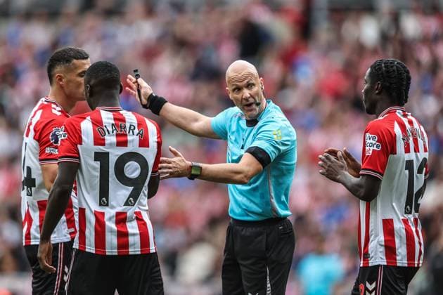 Premier League Sunderland v Brentford Referee Anthony Taylor asks the Sunderland players to move up the pitch as thy appeal for a handball inside the box during the Premier League match Sunderland vs Brentford at Stadium Of Light, Sunderland, United Kingdom, 30th August 2025 (Photo by Alfie Cosgrove News Images) Sunderland Stadium Of Light Tyne and Wear United Kingdom Copyright: xAlfiexCosgrove NewsxImagesx