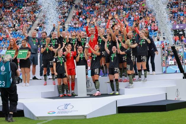 RECORD DATE NOT STATED Supercup-Siegerinnen 2025 - FC Bayern München - Maria Luisa Grohs (1; FC Bayern Frauen 1), Vanessa Gilles (2; FC Bayern Frauen 1), Stine Ballisager (3; FC Bayern Frauen 1), Magdalena Eriksson (5; FC Bayern Frauen 1), Lena Oberdorf (8; FC Bayern Frauen 1), Lea Schüller (11; FC Bayern Frauen 1), Alara ?ehitler (14; FC Bayern Frauen 1), Klara Bühl (17; FC Bayern Frauen 1), Franziska Kett (20; FC Bayern Frauen 1), Sarah Zadrazil (25; FC Bayern Frauen 1), Arianna Caruso (27; FC Bayern Frauen 1), Carolin Simon (30; FC Bayern Frauen 1), Georgia Stanway (31; FC Bayern Frauen 1), Kjetil Lone (517; FC Bayern Frauen 1), Ena Mahmutovic (21; FC Bayern Frauen 1), Jovana Damnjanovi? (9; FC Bayern Frauen 1) und Hamid Masoum Beygi (515; FC Bayern Frauen 1) feiern gemeinsam den Gewinn des Supercups Fußball I Frauen I Saison 2025-2026 I Supercup I FC Bayern München – VFL Wolfsburg I 29.08.2025 Copyright: xMaxxMesterx