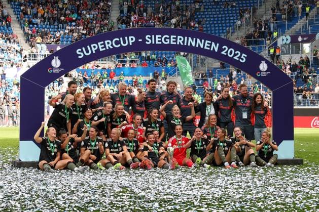 Sport Bilder des Tages Die Frauen des FC Bayern Muenchen feiern den Gewinn des Supercups, FC Bayern Muenchen Frauen vs. VfL Wolfsburg Frauen, DFL, Bundesliga, Saison 2025 2026, BBBank Wildpark, Google Pixel Supercup der Frauen, 30.08.2025 DFB regulations prohibit any use of photographs as image sequences and or quasi-video Karlsruhe Baden-Wuerttemberg Deutschland *** FC Bayern Muenchen women celebrate winning the Supercup, FC Bayern Muenchen women vs VfL Wolfsburg women, DFL, Bundesliga, Saison 2025 2026, BBBank Wildpark, Google Pixel Supercup der Frauen, 30 08 2025 DFB regulations prohibit any use of photographs as image sequences and or quasi video Karlsruhe Baden Wuerttemberg Germany Copyright: xkolbert-press MartinxAgüerax
