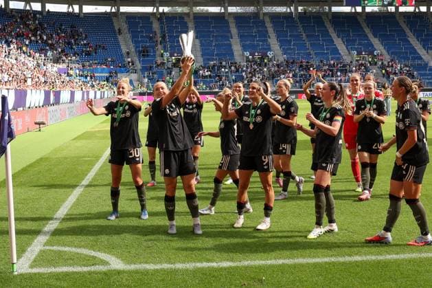 Die Frauen des FC Bayern Muenchen feiern den Gewinn des Supercups, FC Bayern Muenchen Frauen vs. VfL Wolfsburg Frauen, DFL, Bundesliga, Saison 2025 2026, BBBank Wildpark, Google Pixel Supercup der Frauen, 30.08.2025 DFB regulations prohibit any use of photographs as image sequences and or quasi-video Karlsruhe Baden-Wuerttemberg Deutschland