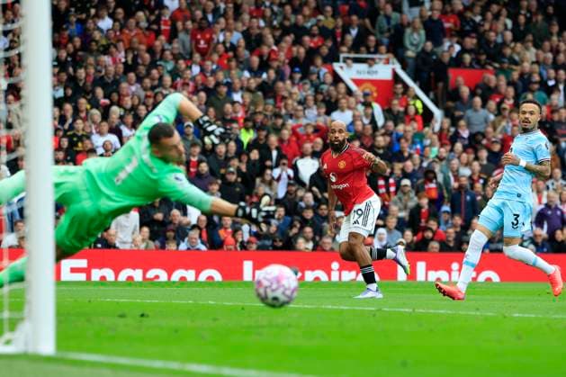 Manchester United, ManU v Burnley Premier League 30 08 2025. Bryan Mbeumo (19) of Manchester United watches his shot go wide during the Premier League match between Manchester United and Burnley at Old Trafford, Manchester, England on 30 August 2025. Manchester Old Trafford Greater Manchester England Editorial use only DataCo restrictions apply See www.football-dataco.com , Copyright: xConorxMolloyx PSI-22715-0035