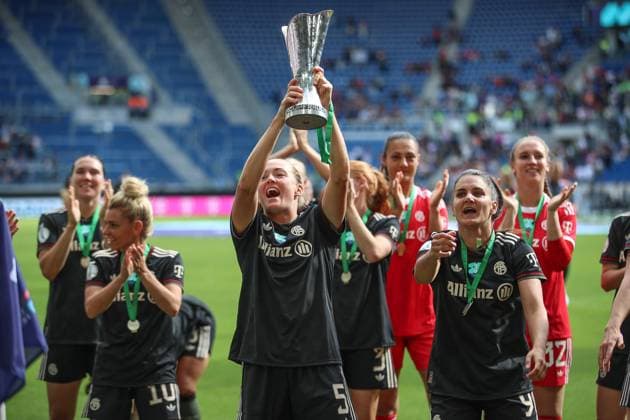 Samira Di Lauro (FC Bayern Muenchen, 05) streckt den Supercup den Fans zu Magdalena Eriksson (FC Bayern Muenchen, 09) Tuva Hansen (FC Bayern Muenchen, 10), GER, FC Bayern Muenchen vs. VfL Wolfsburg, Google Pixel Supercup der Frauen, Finale, 2025 2026, 30.08.2025, DFL REGULATIONS PROHIBIT ANY USE OF PHOTOGRAPHS AS IMAGE SEQUENCES AND OR QUASI-VIDEO, GER, FC Bayern Muenchen vs. VfL Wolfsburg, Google Pixel Supercup der Frauen, Finale, 2025 2026, 30.08.2025 Karlsruhe Copyright: xEibner-Pressefoto JanxPrihodax EP_JPA