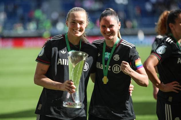 Samira Di Lauro (FC Bayern Muenchen, 05) und Barbara Dunst (FC Bayern Muenchen, 25) mit dem Supercup bei den Fans, GER, FC Bayern Muenchen vs. VfL Wolfsburg, Google Pixel Supercup der Frauen, Finale, 2025 2026, 30.08.2025, DFL REGULATIONS PROHIBIT ANY USE OF PHOTOGRAPHS AS IMAGE SEQUENCES AND OR QUASI-VIDEO, GER, FC Bayern Muenchen vs. VfL Wolfsburg, Google Pixel Supercup der Frauen, Finale, 2025 2026, 30.08.2025 Karlsruhe Copyright: xEibner-Pressefoto JanxPrihodax EP_JPA