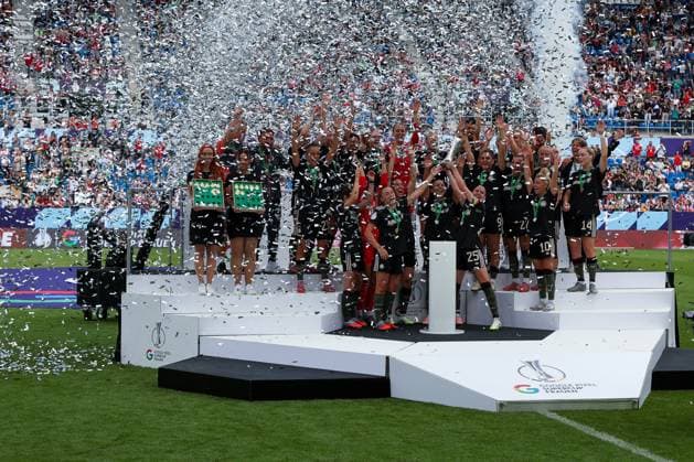 Die Frauen des FC Bayern Muenchen feiern den Gewinn des Supercups, FC Bayern Muenchen Frauen vs. VfL Wolfsburg Frauen, DFL, Bundesliga, Saison 2025 2026, BBBank Wildpark, Google Pixel Supercup der Frauen, 30.08.2025 DFB regulations prohibit any use of photographs as image sequences and or quasi-video Karlsruhe Baden-Wuerttemberg Deutschland