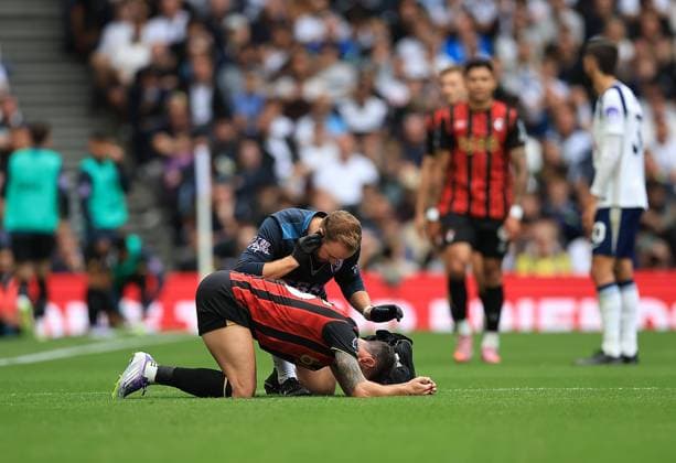 Tottenham Hotspur v Bournemouth Premier League 30 08 2025. INJURY Bournemouth Defender Adam Smith (15) during the Premier League match between Tottenham Hotspur and Bournemouth at Tottenham Hotspur Stadium, London, United Kingdom on 30 August 2025. London Tottenham Hotspur Stadium London United Kingdom Editorial use only DataCo restrictions apply See www.football-dataco.com , Copyright: xChrisxFoxwellx PSI-22713-0017