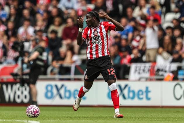 Premier League Sunderland v Brentford Eliezer Mayenda of Sunderland reacts as the referee stops play for a foul during the Premier League match Sunderland vs Brentford at Stadium Of Light, Sunderland, United Kingdom, 30th August 2025 (Photo by Alfie Cosgrove News Images) Sunderland Stadium Of Light Tyne and Wear United Kingdom Copyright: xAlfiexCosgrove NewsxImagesx