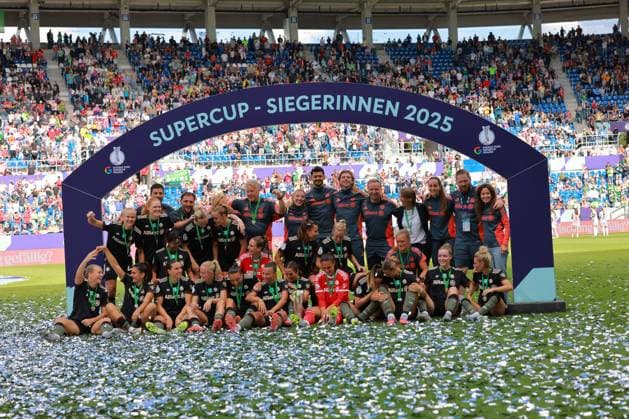 RECORD DATE NOT STATED Supercup-Siegerinnen 2025 - FC Bayern München - Maria Luisa Grohs (1; FC Bayern Frauen 1), Vanessa Gilles (2; FC Bayern Frauen 1), Stine Ballisager (3; FC Bayern Frauen 1), Glódís Perla Viggósdóttir (4; FC Bayern Frauen 1), Magdalena Eriksson (5; FC Bayern Frauen 1), Tuva Hansen (6; FC Bayern Frauen 1), Giulia Gwinn (7; FC Bayern Frauen 1), Lena Oberdorf (8; FC Bayern Frauen 1), Jovana Damnjanovi? (9; FC Bayern Frauen 1), Linda Dallmann (10; FC Bayern Frauen 1), Lea Schüller (11; FC Bayern Frauen 1), Alara ?ehitler (14; FC Bayern Frauen 1), Klara Bühl (17; FC Bayern Frauen 1), Momoko Tanikawa (18; FC Bayern Frauen 1), Katharina Naschenweng (19; FC Bayern Frauen 1), Franziska Kett (20; FC Bayern Frauen 1), Pernille Harder (21; FC Bayern Frauen 1), Natalia Padilla-Bidas (23; FC Bayern Frauen 1), Sarah Zadrazil (25; FC Bayern Frauen 1), Arianna Caruso (27; FC Bayern Frauen 1), Barbara Dunst (28; FC Bayern Frauen 1), Carolin Simon (30; FC Bayern Frauen 1), Georgia Stanway (31; FC Bayern Frauen 1), Anna Klink (38; FC Bayern Frauen 1), Clara Schöne (518; FC Bayern Frauen 1), Nicole Rolser (510; FC Bayern Frauen 1), Michael Netolitzky (516; FC Bayern Frauen 1), Thomas Fräßdorf (501; FC Bayern Frauen 1), Franziska Bachmaier (503; FC Bayern Frauen 1), Larissa Hauenstein (502; FC Bayern Frauen 1), Leonard Achenbach (508; FC Bayern Frauen 1) und Kjetil Lone (517; FC Bayern Frauen 1) feiern den Gewinn des Supercups 2025 im BBBank Wildpark in Karlsruhe Fußball I Frauen I Saison 2025-2026 I Supercup I FC Bayern München – VFL Wolfsburg I 29.08.2025 Copyright: xMaxxMesterx