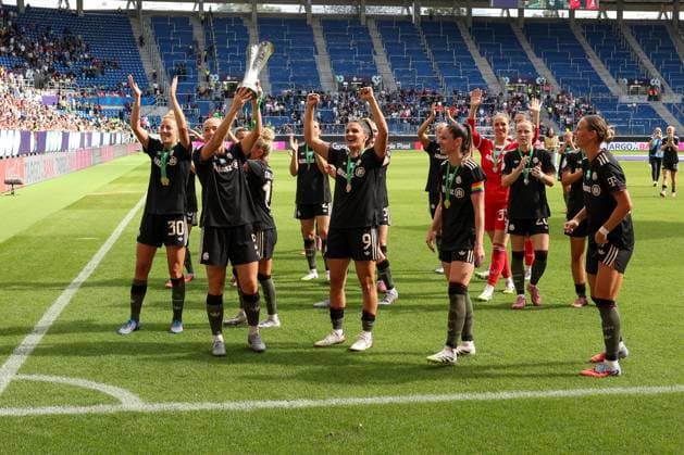 Die Frauen des FC Bayern Muenchen feiern den Gewinn des Supercups, FC Bayern Muenchen Frauen vs. VfL Wolfsburg Frauen, DFL, Bundesliga, Saison 2025 2026, BBBank Wildpark, Google Pixel Supercup der Frauen, 30.08.2025 DFB regulations prohibit any use of photographs as image sequences and or quasi-video Karlsruhe Baden-Wuerttemberg Deutschland