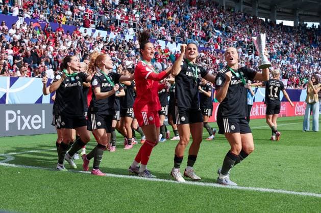 Die Frauen des FC Bayern Muenchen feiern den Gewinn des Supercups, FC Bayern Muenchen Frauen vs. VfL Wolfsburg Frauen, DFL, Bundesliga, Saison 2025 2026, BBBank Wildpark, Google Pixel Supercup der Frauen, 30.08.2025 DFB regulations prohibit any use of photographs as image sequences and or quasi-video Karlsruhe Baden-Wuerttemberg Deutschland