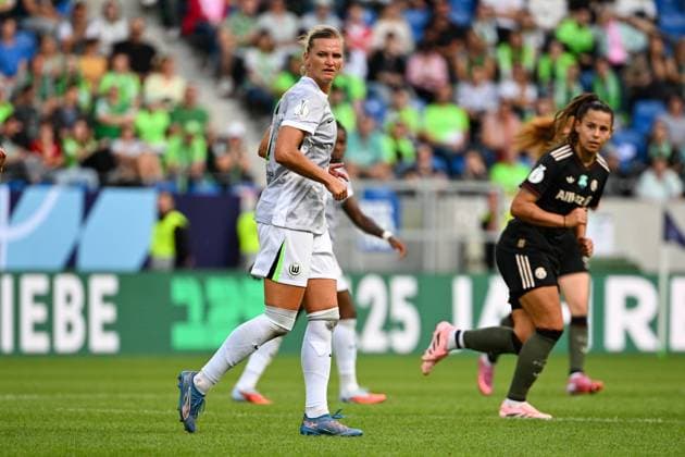 Fußball I Frauen I Saison 2025-2026 I Supercup I FC Bayern München - VfL Wolfsburg I 30.08.2025 Alexandra Popp (11, VfL Wolfsburg) und Lena Oberdorf (8, FC Bayern München) Karlsruhe BBBank Wildpark Baden-Württemberg Deutschland Copyright: xLobeca InesxHähnelx