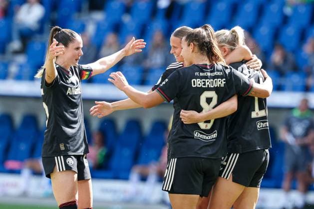 Torjubel der Mannschaft (FC Bayern Muenchen Frauen) nach dem 3:1 durch Lea Schueller 11 (FC Bayern Muenchen Frauen), FC Bayern Muenchen Frauen vs. VfL Wolfsburg Frauen, DFL, Bundesliga, Saison 2025 2026, BBBank Wildpark, Google Pixel Supercup der Frauen, 30.08.2025 DFB regulations prohibit any use of photographs as image sequences and or quasi-video Karlsruhe Baden-Wuerttemberg Deutschland