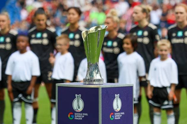 Karlsruhe, Deutschland 30. August 2025: DFB - Supercup - Frauen - 2025 2026 - FC Bayern München vs. VfL Wolfsburg Im Bild: Symbolbild Supercup Pokal auf Stehle DFB regulations prohibit any use of photographs as image sequences and or quasi-video BBBank Wildpark Baden Württemberg Copyright: xFotostandx xFantinix