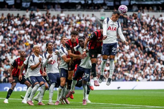 Sport Bilder des Tages Premier League Tottenham Hotspur v Bournemouth Pedro Porro of Tottenham Hotspur heads the ball clear during the Premier League match Tottenham Hotspur vs Bournemouth at Tottenham Hotspur Stadium, London, United Kingdom, 30th August 2025 (Photo by Izzy Poles News Images) London Tottenham Hotspur Stadium United Kingdom Copyright: xIzzyxPoles NewsxImagesx